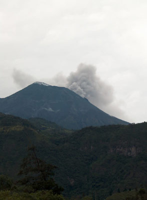 tungurahua volcano smoke